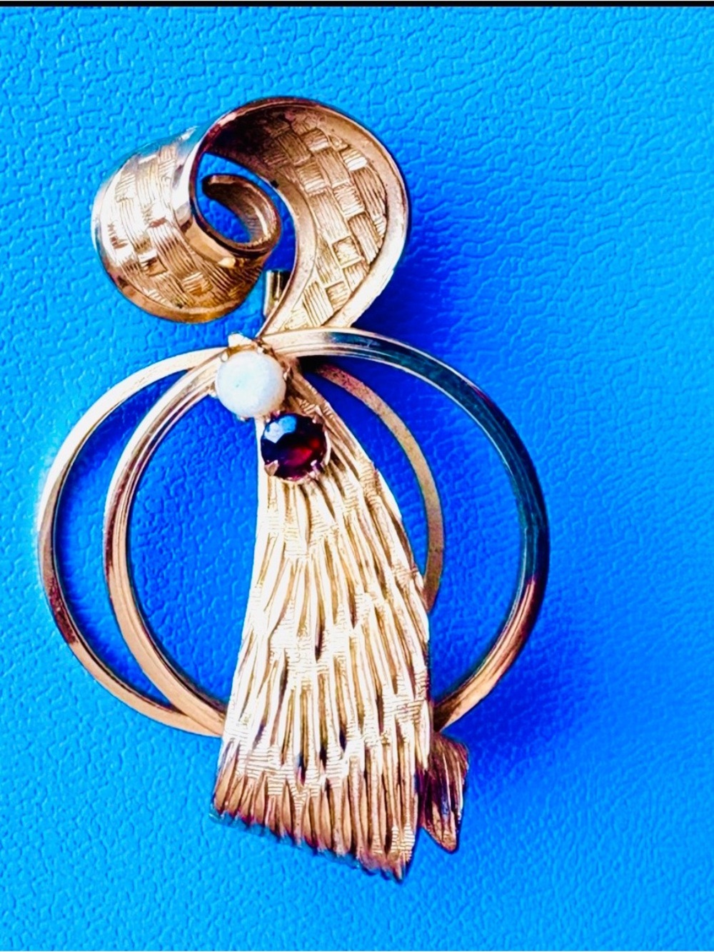 Elegant vintage gold tone brooch